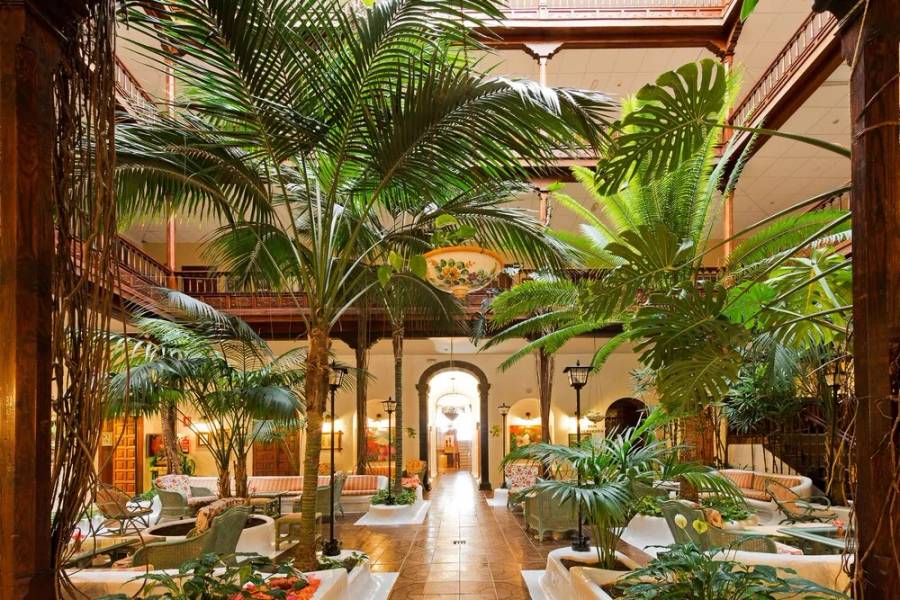 Quầy bar trong sân của Hotel Monopol 