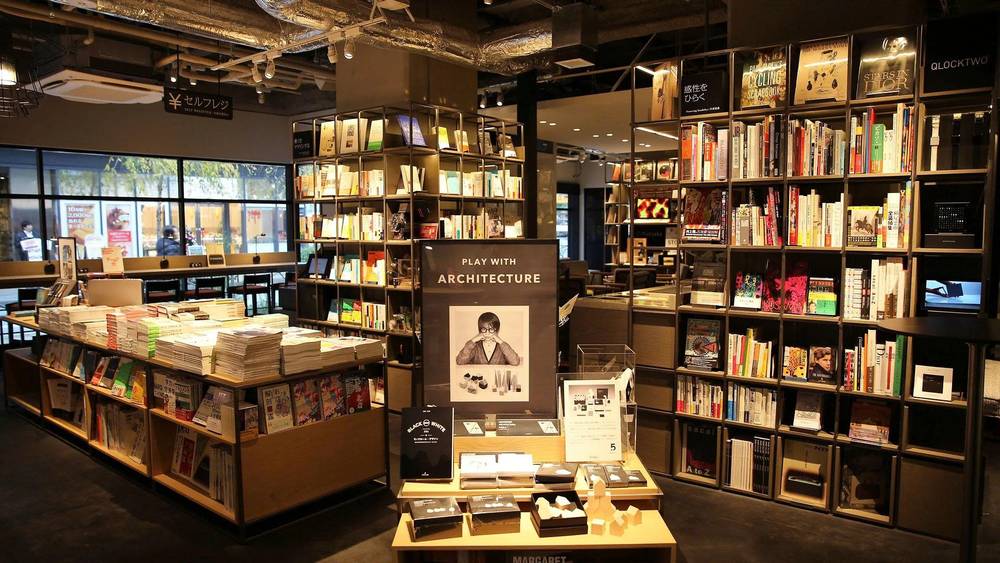 Nakameguro Tsutaya Books là nhà sách phong cách dưới đường ray, nơi bạn có thể vừa đọc sách vừa nhâm nhi cà phê