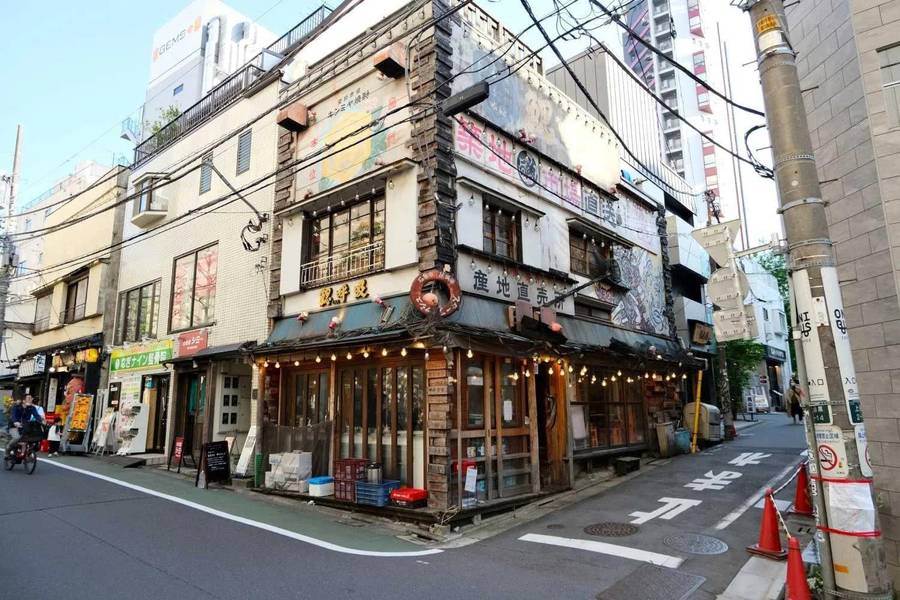 Quán izakaya Era Kokyu nổi bật với thiết kế ấm cúng, mang đậm phong cách Nhật Bản