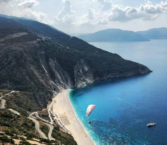Toàn cảnh bãi biển Myrtos khi nhìn từ trên cao