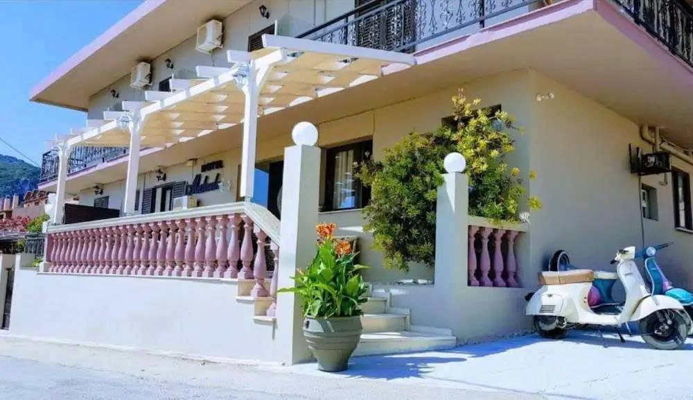 Michaela gồm 32 phòng nghỉ mang phong cách Hy Lạp điển hình 