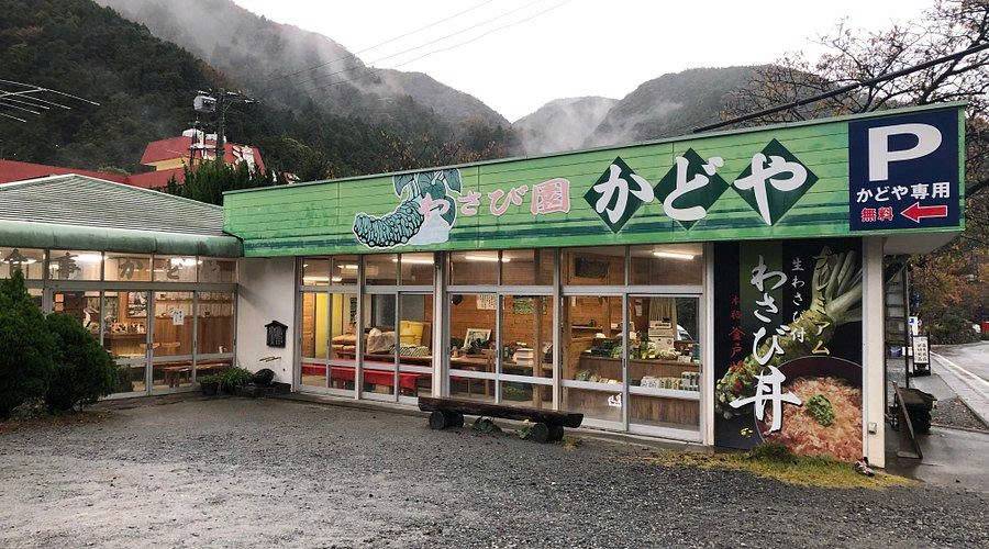 Ghé thăm vườn Wasabi Kadoya để khám phá cách trồng wasabi truyền thống nổi tiếng Nhật Bản