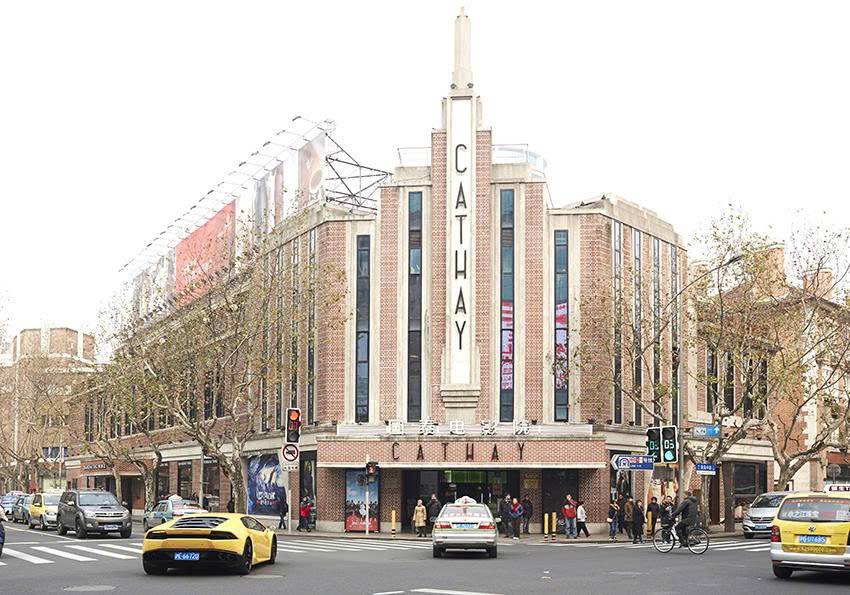 Kiến trúc Art Deco của Cathay Theatre nổi bật trên tuyến phố Huaihai Road