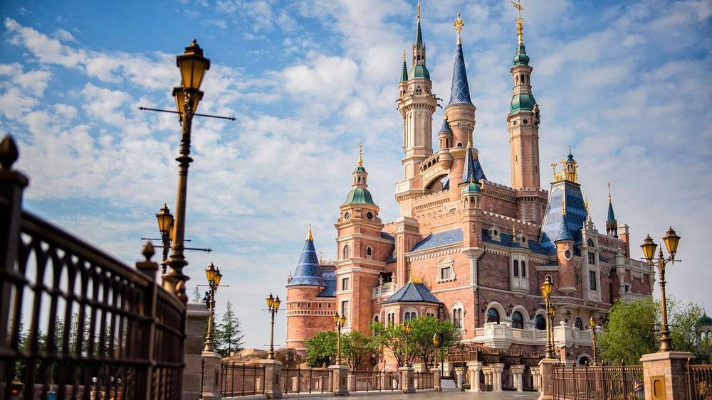 Lâu đài cổ tích với những tòa tháp hùng vĩ vươn cao, biến thế giới huyền thoại Disney thành hiện thực rực rỡ