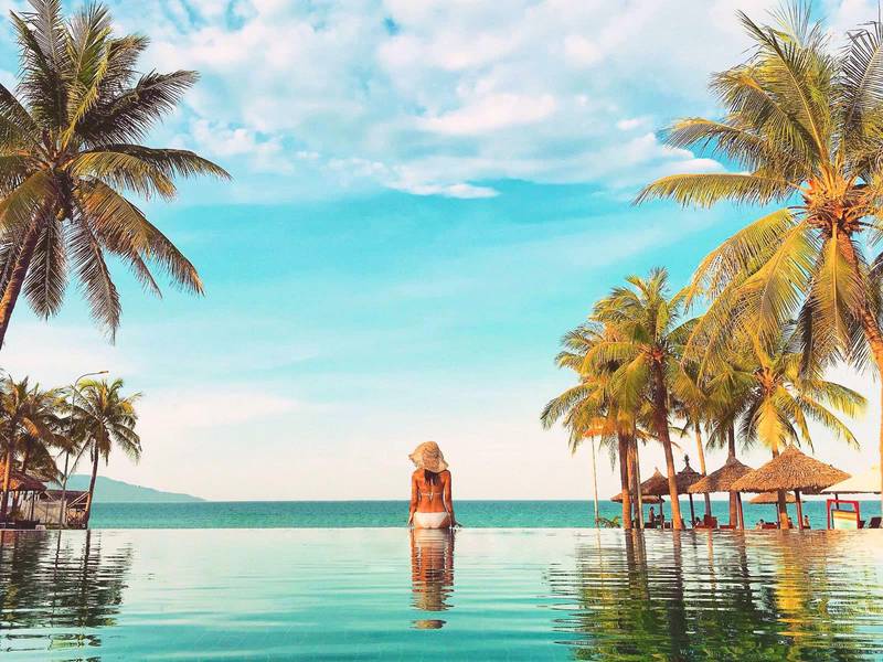 Hồ bơi vô cực bên biển mang đến tầm nhìn ngoạn mục tại Furama Resort Danang Vietnam