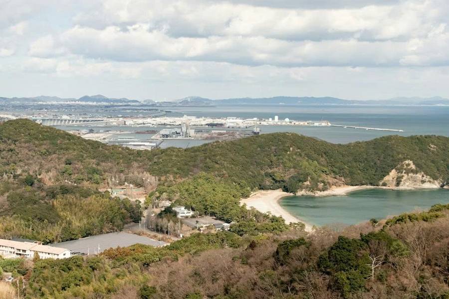 Tokushima tọa lạc tại phía đông bắc của một trong bốn hòn đảo chính là Shikoku của Nhật Bản