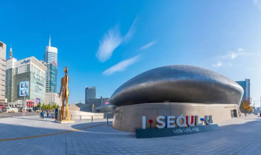 Quảng trường Dongdaemun - nơi giao thoa giữa kiến trúc độc đáo và nhịp sống sáng tạo của Seoul.  