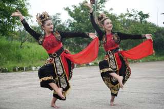 Menelusuri Jejak Estetika dan Filosofi: Daftar Tarian Tradisional Banten yang Mendunia, Mas Bellboy