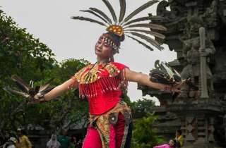 Menelusuri Jejak Estetika dan Filosofi: Daftar Tarian Tradisional Kalimantan Tengah yang Mendunia, Mas Bellboy