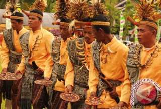 Menelusuri Jejak Estetika dan Filosofi: Daftar Tarian Tradisional Sulawesi Barat yang Mendunia, Mas Bellboy