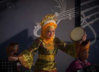 Menelusuri Jejak Estetika dan Filosofi: Daftar Tarian Tradisional Brunei Darussalam yang Mendunia, Mas Bellboy