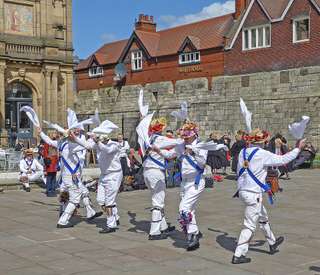 Menelusuri Jejak Estetika dan Filosofi: Daftar Tarian Tradisional Inggris yang Mendunia, Mas Bellboy