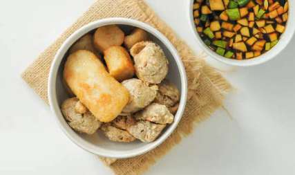 Menjelajahi Cita Rasa Nusantara: Daftar Makanan Khas Pempek yang Wajib Dicicipi, Mas Bellboy