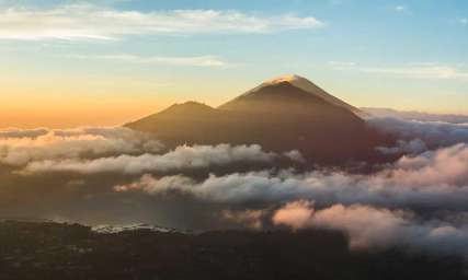 Gunung Cikuray: Panduan Mendaki Atap Garut dengan View Sunrise Ikonik, Mas Bellboy