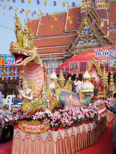 ประติมากรรมพญานาคสีทอง