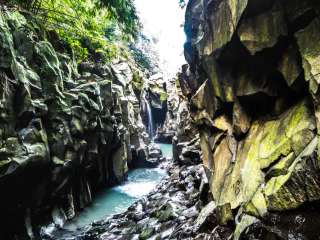 Curug Tebing: Menantang Adrenalin dengan Canyoneering di Sela Tebing Eksotis Bogor, Mas Bellboy