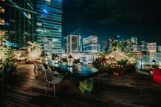 Hotels With Rooftop Pools and Bars in Singapore: The Best Skyline Stays, Traveloka Team