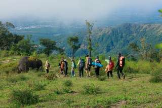 Menjelajahi Gunung Jayagiri: Jalur Trekking Legendaris, Jejak Sejarah, dan Misteri di Lembang, Mas Bellboy