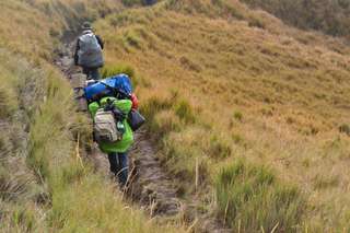 Mendaki Tanjakan Cinta di Bukit Anak Dara, Lombok, Mas Bellboy