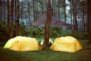 Camping Bareng Keluarga di Bukit Saung Geulis, Cuma 2 Jam dari Jakarta, Mas Bellboy