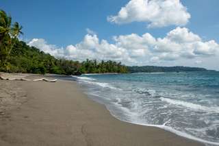 Pantai Ciwidig Cianjur: Lokasi, Harga Tiket Masuk, dan Daya Tariknya, Mas Bellboy