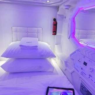 MET A Space Pod Phrom Phong