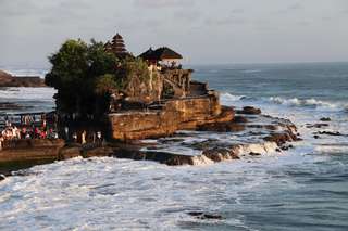 Tanah Lot Temple: A Complete Guide to Bali's Iconic Sea Temple, Traveloka SG