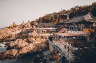 Haedong Yonggungsa Temple: Busan's Stunning Cliffside Temple, 4 min read