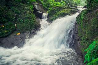 Pesona Curug Cirajeg, Air Terjun Tersembunyi di Tengah Sawah, Waktu baca 4 menit