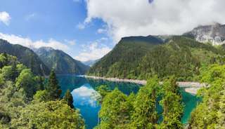 Danau Uter, Objek Wisata Hidden Gem yang Ikonik dan Spektakuler, Waktu baca 5 menit