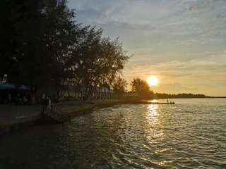 Liburan ke Pantai Bentar Probolinggo, Spot Sunset Ikonik di Jalur Pantura, Mas Bellboy