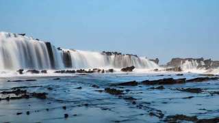 Pesona Pantai Karang Taraje, Air Terjun Alami di Tengah Laut yang Memukau, Mas Bellboy
