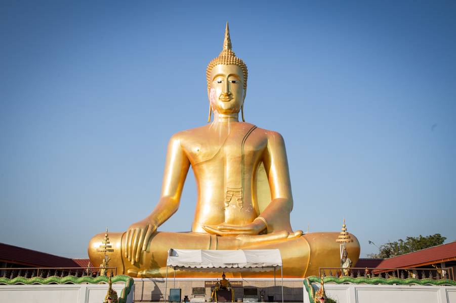 หลวงพ่อโต พระพุทธรูปองค์ใหญ่ริมน้ำ