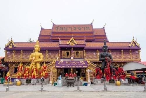 อุโบสถทรงไทยสองสี ม่วงและชมพู