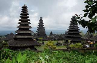 Pura Meru, Pesona Arsitektur Megah dan Warisan Budaya Lombok yang Memukau , Mas Bellboy