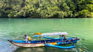 Sungai Cijulang: Menyusuri Green Canyon, Ngarai Hijau Tersembunyi di Pangandaran, Mas Bellboy
