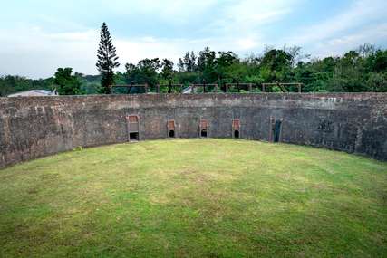 Benteng Kalamata, Pesona Jejak Sejarah dan Alam Laut yang Indah, Mas Bellboy