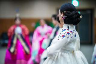 9 Topeng Tradisional Korea Hahoetal yang Sarat Sindiran Sosial, Waktu baca 3 menit