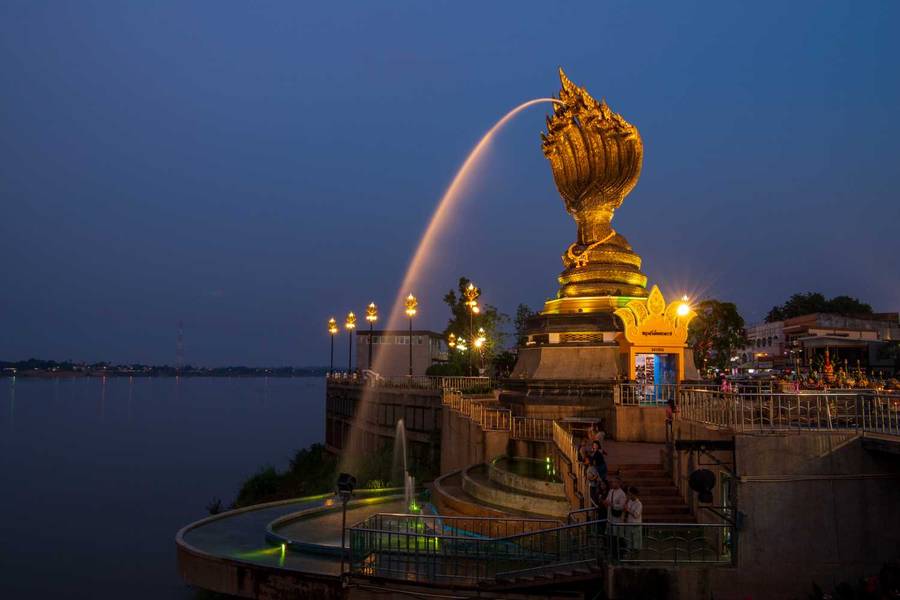 ที่เที่ยวอีสาน พญานาคริมโขง (องค์พญาศรีสัตตนาคราช) นครพนม