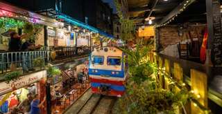 Eating Your Way Through Hanoi: The Ultimate Street Food Guide to Vietnam's Capital, Đọc trong khoảng 11 phút