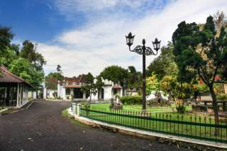 Alun-Alun Sangkala Buana Cirebon: Sejarah, Daya Tarik, dan Wisata Terdekat, Waktu baca 4 menit