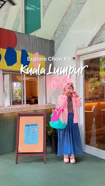 "Udah pernah explore daerah Chow Kit belum? 🧐

Kalau ke sini wajib banget cafe hopping & hunting spot foto aesthetic yang lagi hits~

Wajib juga stay di hotel yang very cutesy dan affordable ini,📍Momo’s Kuala Lumpur. 👀🏨", @traveloka.id