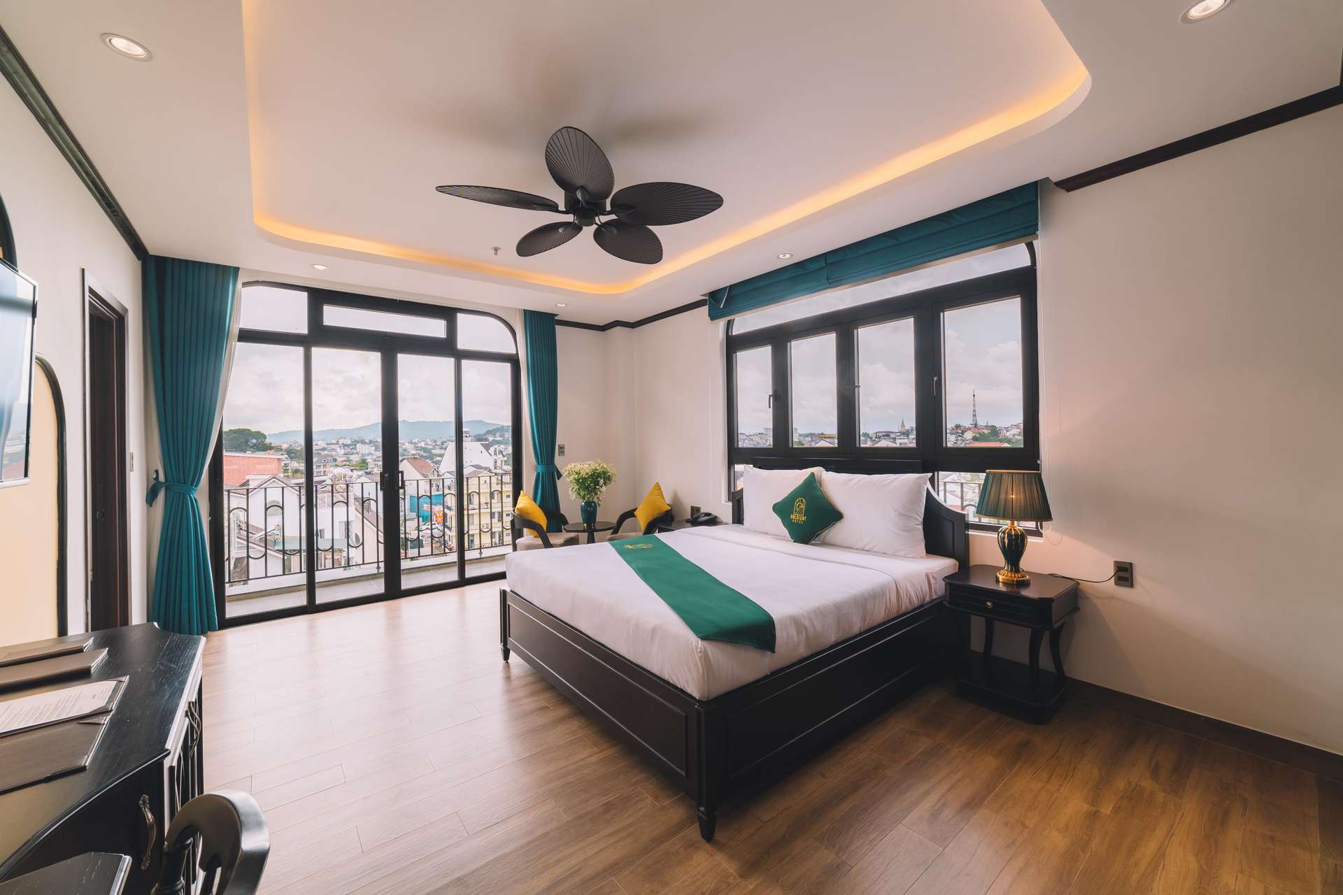 Phòng Premium Double With Balcony - Khách sạn Goldient Boutique