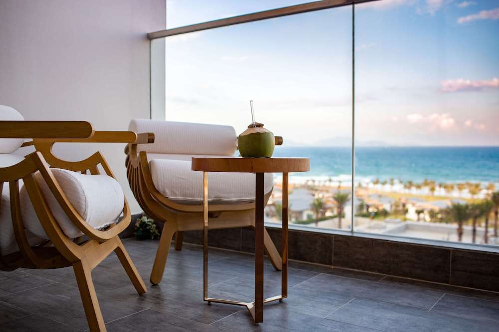 Ban công phòng Executive Ocean View tại Radisson Blu Resort Cam Ranh