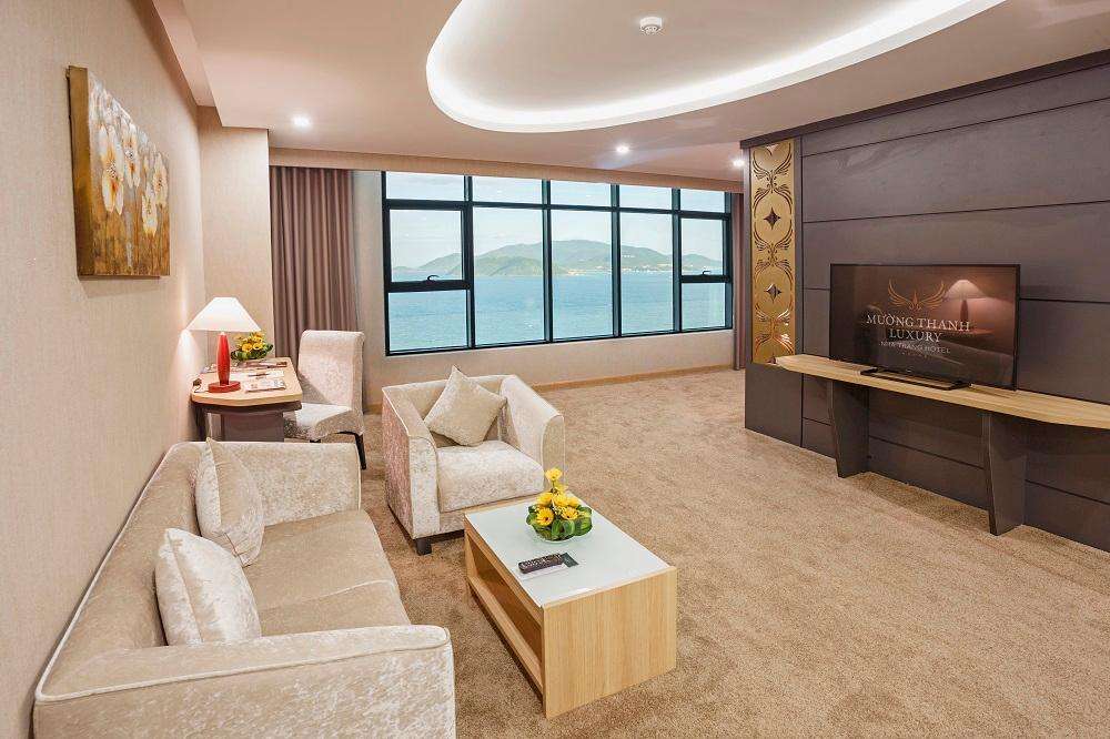 Không gian phòng khách Executive Suite: tại Mường Thanh Luxury Nha Trang