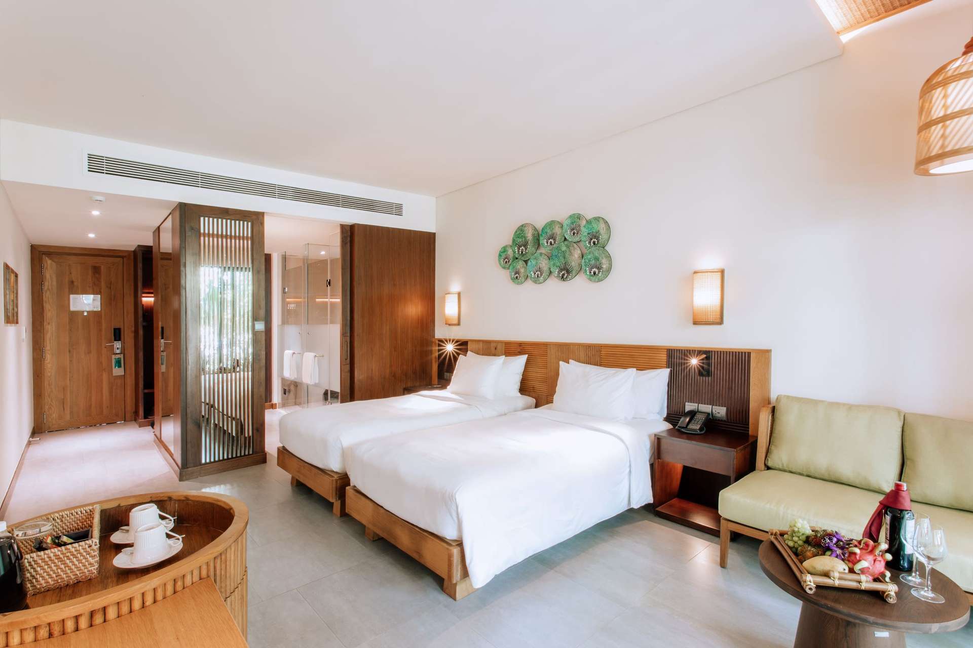 Không gian phòng Deluxe Garden Twin tại Dusit Princess Moonrise Beach Resort