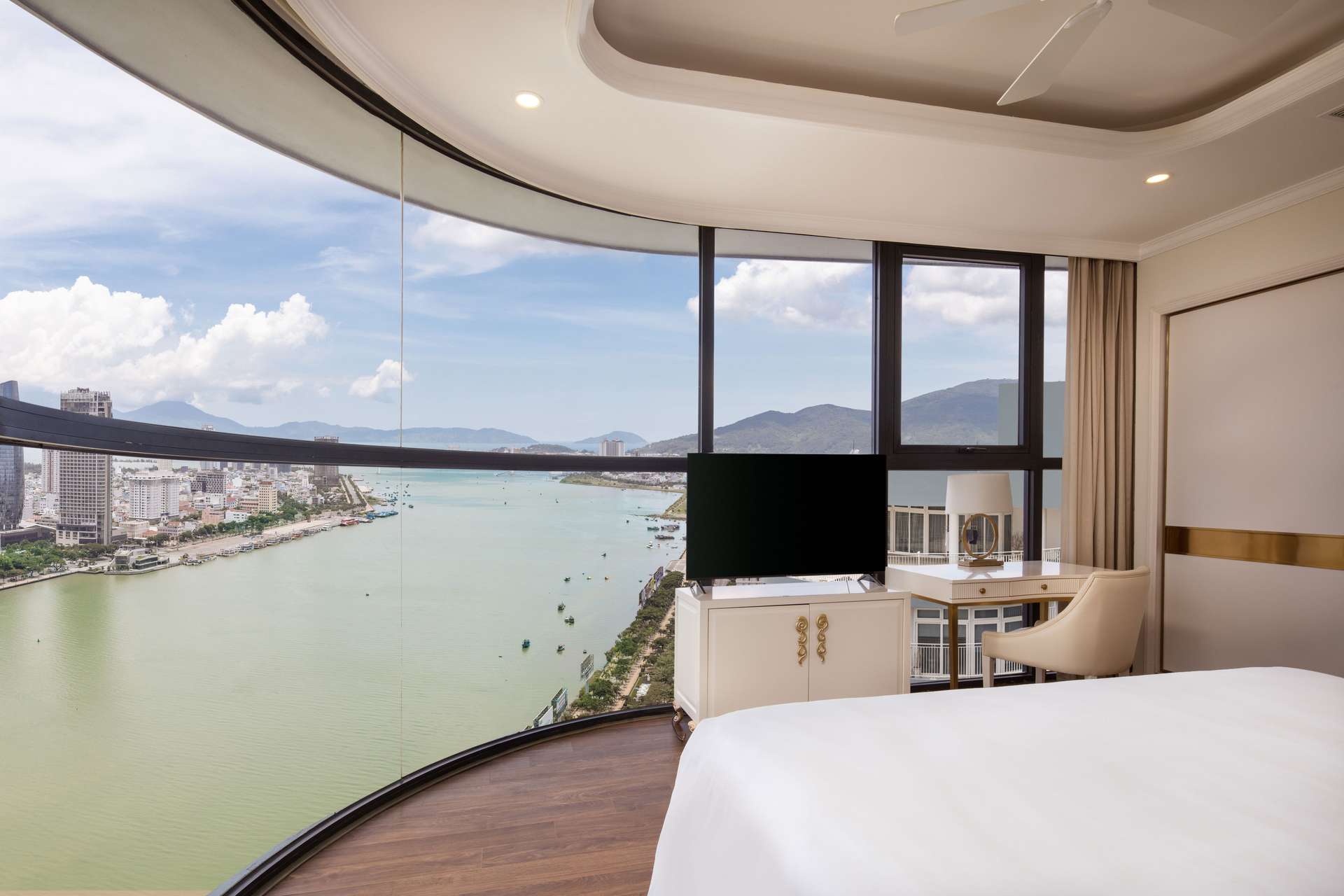 Phòng hạng Suite Panoramic River View - Melia Vinpearl Danang Riverfront