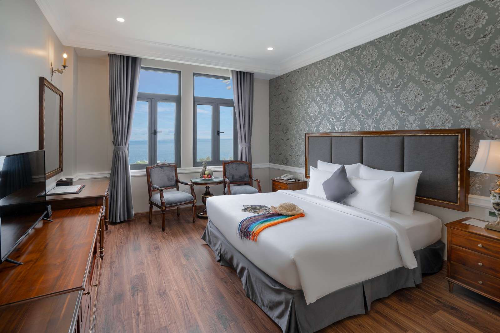 Không gian phòng Premier Sea View tại AVS Hotel Phú Quốc