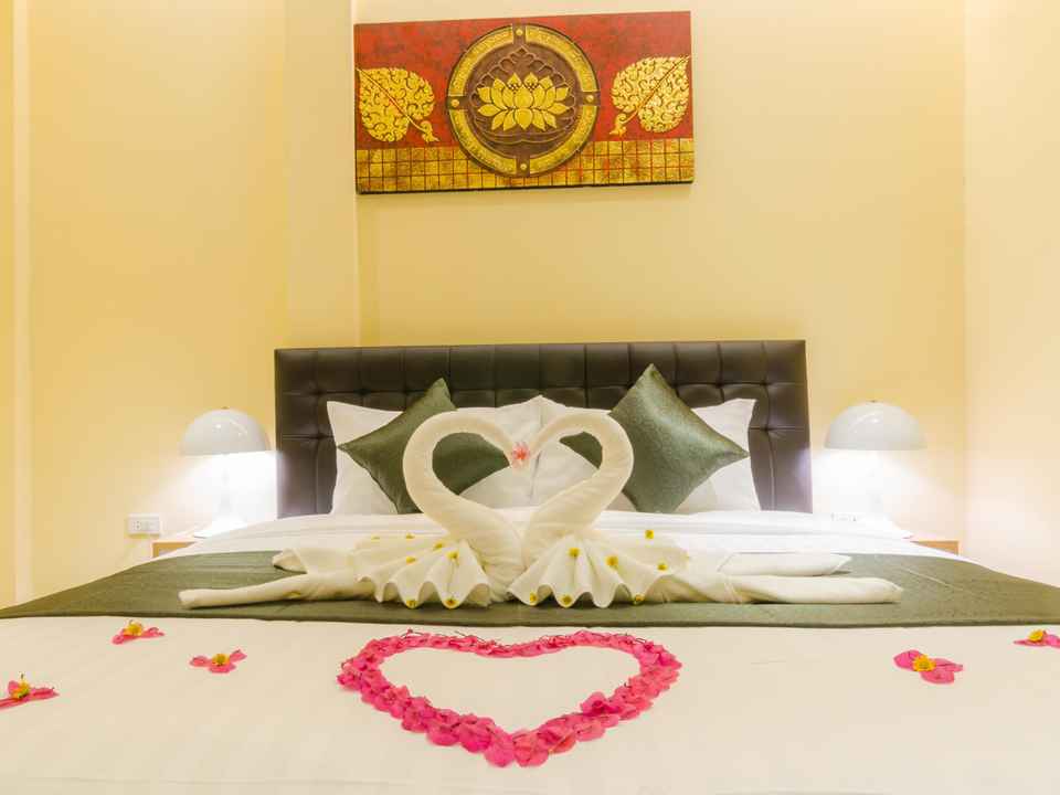 Petals on bed hotel hi-res stock photography and images - Alamy