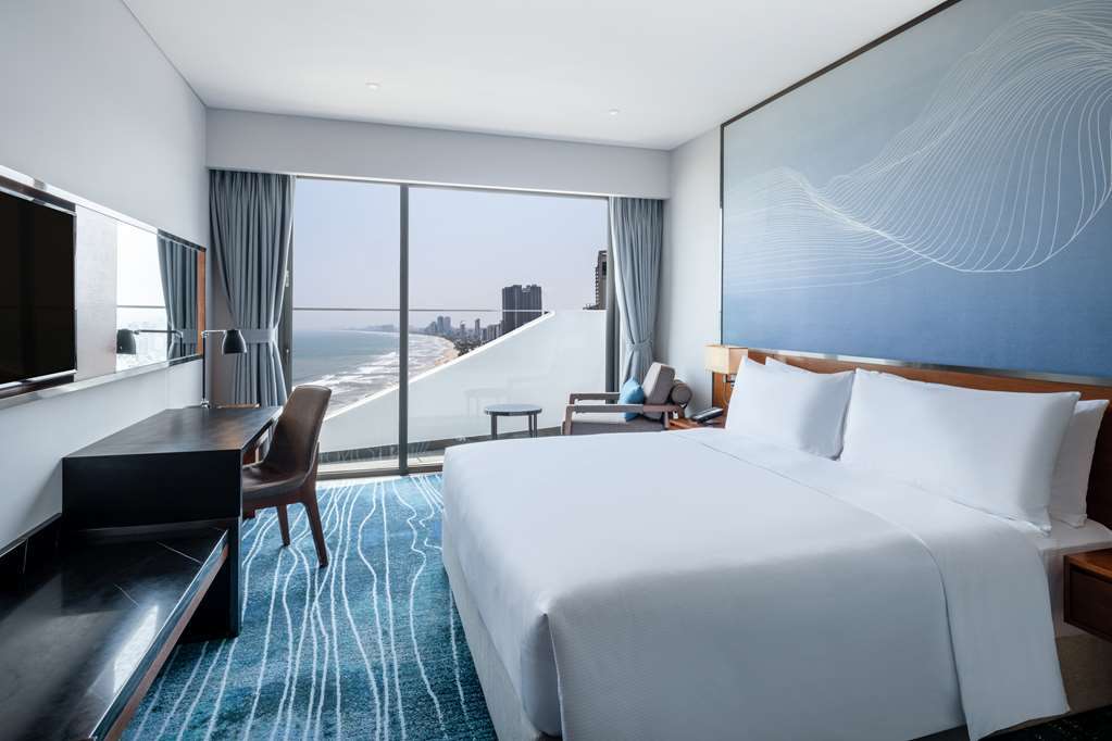 Phòng King Guest With Balcony - Hilton Garden Inn Da Nang